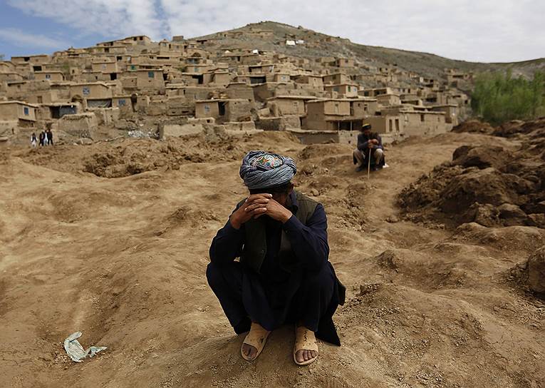 Житель провинции Бадахшан, Афганистан, на месте смертоносного оползня