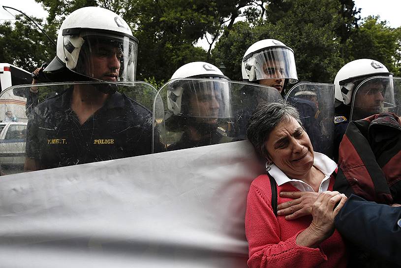 Женщина во время митинга у здания министерства административной реформы в Афинах, Греция