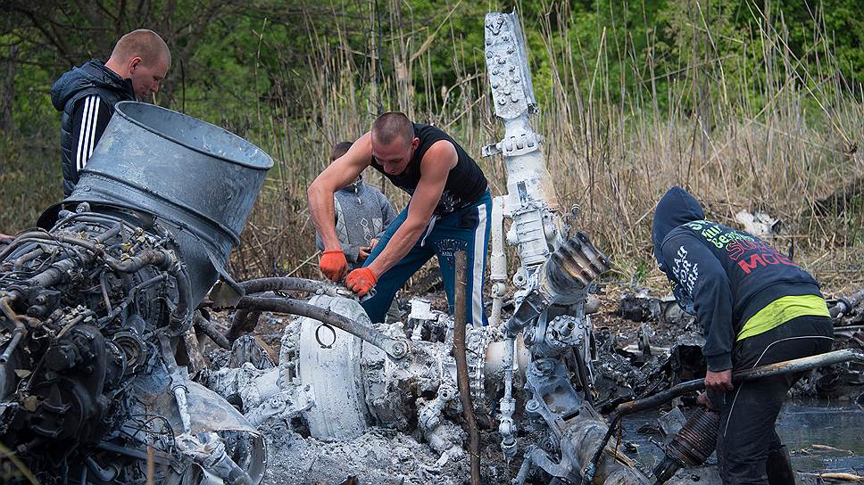 Жители Славянска разбирают упавший вертолет Вооруженных сил Украины