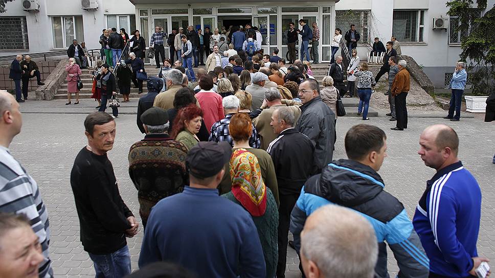 По словам организаторов референдума, на проведение голосования в Донецкой и Луганской областях было потрачено около 20 тыс. гривен (почти 61 тыс. рублей). На фото: очередь на избирательном участке в Мариуполе