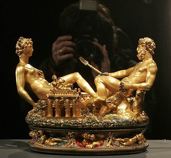 2006 год. Из венского Музея истории искусств (Австрия) похищена золотая настольная статуэтка «Сальера», выполненная в 1543 году итальянским скульптором Бенвенуто Челлини