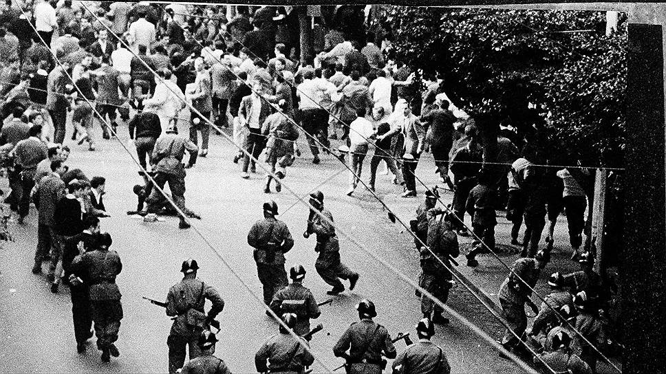 В январе 1957 года в столице началась крупная забастовка, положив начало «битве за Алжир»: Франция ввела в город 10-ю парашютную дивизию, которая проводила по всему городу облавы и обыски, задерживая всех подозреваемых в сотрудничестве с ФНО. Им было разрешено применять пытки, что часто заканчивалось летальным исходом для допрашиваемых. Порядок в Алжире был восстановлен, но мирные французы выступили против своего правительства, поощрявшего пытки