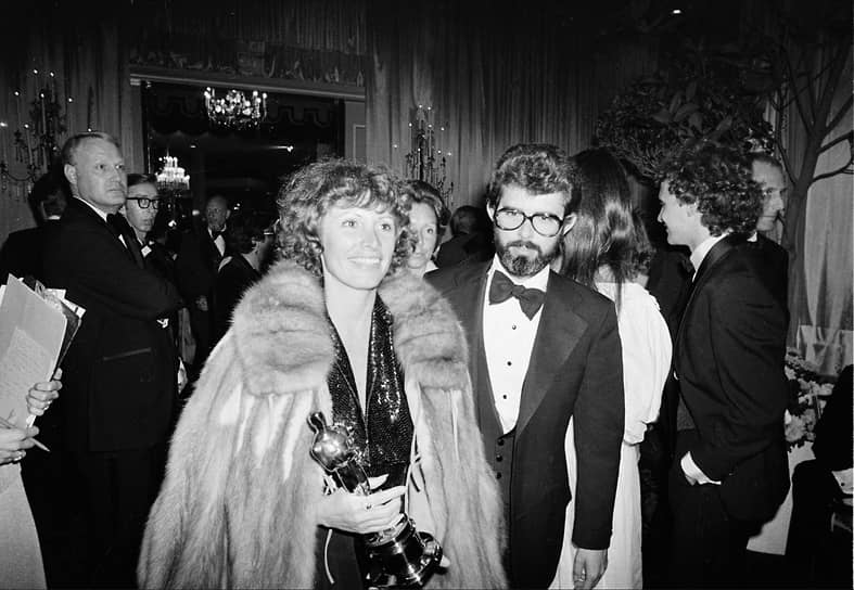 «Нужно всегда делиться успехом. Если ты нашел себе хорошее дело, помоги другому человеку найти такое же. И если он станет успешнее тебя, то этот успех будет принадлежать и тебе. Свой личный успех я измеряю количеством людей, которых я сделал успешными»
&lt;br>На фото: Джордж Лукас со своей первой женой Марсией Луи Гриффин на вручении премии «Оскар» в 1978 году, она получила премию за монтаж «Звездных войн»