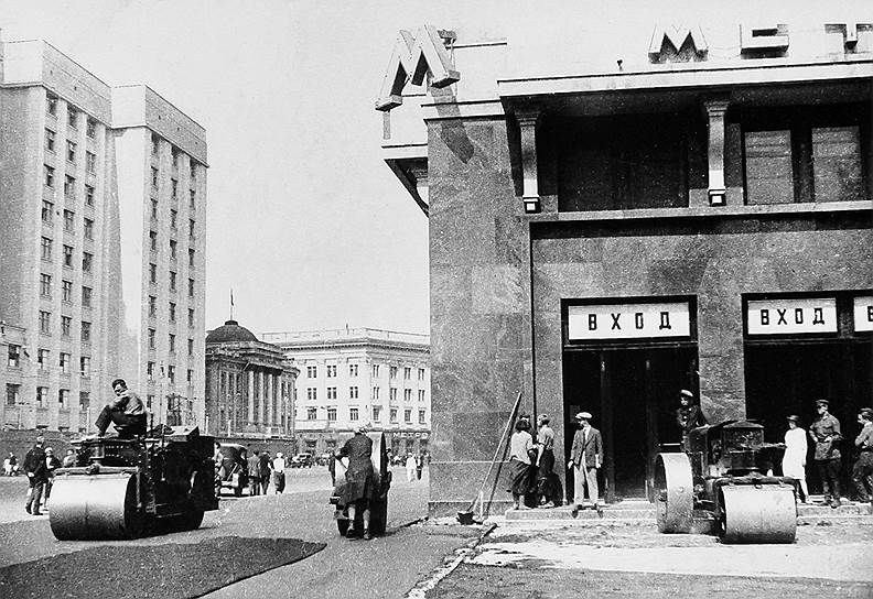 В 1941 году в метро родились 217 детей. Однако метро вовсе не считалось безопасным, некоторые станции неглубокого залегания в случае бомбардировки могли обрушиться и покалечить или убить находившихся там людей. Государственный комитет обороны даже разработал план обрушения метро, в случае если противник подойдет к Москве 