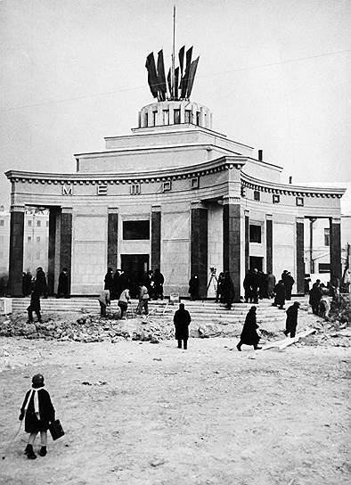 Первый состав, в котором объявляли станции, прошел 12 декабря 1951 года по участку «Сокол» - «Площадь Свердлова». С февраля по октябрь 1953 года на Кольцевой линии проводились испытания системы громкоговорящего оповещения пассажиров с целью практической проверки выбранных систем и выявления недостатков в их работе