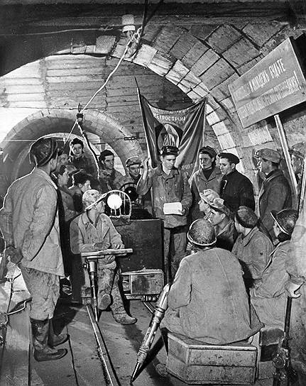 15 июня 1931 года на Пленуме ЦК ВКП(б) первый секретарь Московского горкома партии Каганович утвердил окончательный план строительства. Это объяснялось желанием улучшить транспортную ситуацию в городе и частично разгрузить трамвайные линии. Было решено проложить линию от Сокольников до «Парка Культуры» с ответвлением до Смоленской площади