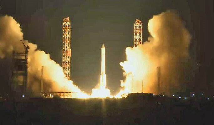 16 мая. Запуск ракеты-носителя «Протон-М» с самым мощным российским спутником связи «Экспресс-АМ4Р», произведенный с космодрома Байконур, оказался неудачным