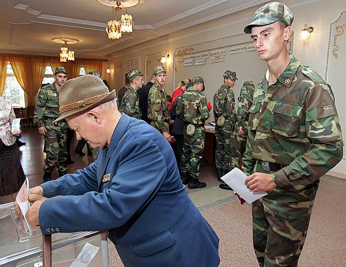 1 декабря 1991 года состоялся первый референдум о суверенитете Приднестровской Молдавской Республики. 97,7% проголосовавших высказались за независимость от Молдавии. Явка составила 78%. 17 сентября 2006 года на голосование вынесли два вопроса: о независимости и «последующем свободном присоединении к России» и об отказе от независимости и возвращении в состав Молдавии. При явке 78,6% на первый вопрос положительно ответили 97,2%, на второй отрицательно — 94,6%. Госдума признала последний референдум легитимным