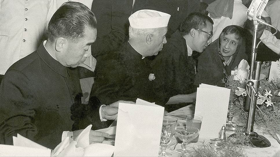 29 марта 1959 года в Массури в Индии было создано правительство Тибета в изгнании во главе с далай-ламой XIV (на фото справа). С самого начала существования организация поставила перед собой задачу «реабилитации тибетских беженцев и восстановление свободы и счастья в Тибете»