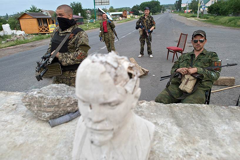 19 мая. Народные ополченцы на блокпосту во время минометного обстрела поселка Семеновка под Славянском