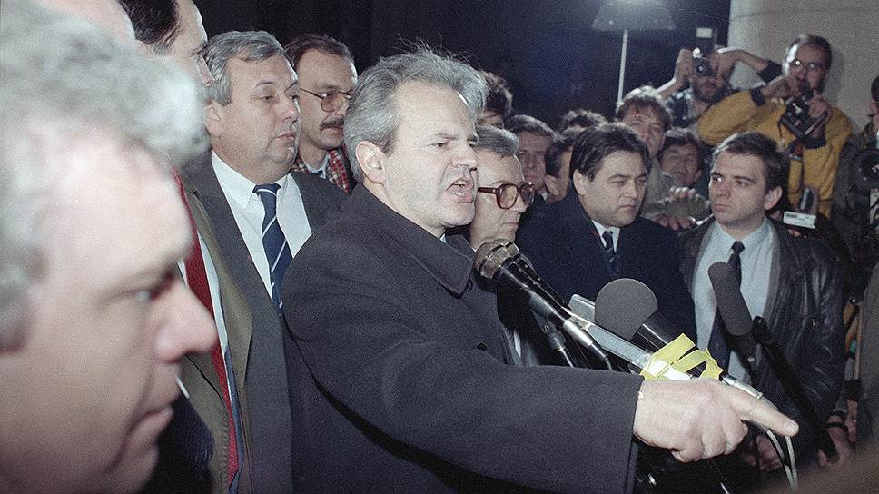 24 мая 1992 года среди косовских албанцев прошли неофициальные выборы в парламент и на пост президента «Республики Косово». Пока велись войны в Хорватии и Боснии, ситуация в Косово не выходила за рамки мирного гражданского неповиновения. Но в середине 90-х годов была создана Армия освобождения Косово (УЧК), которая с 1996 года стала проводить вооруженные атаки на сербскую полицию