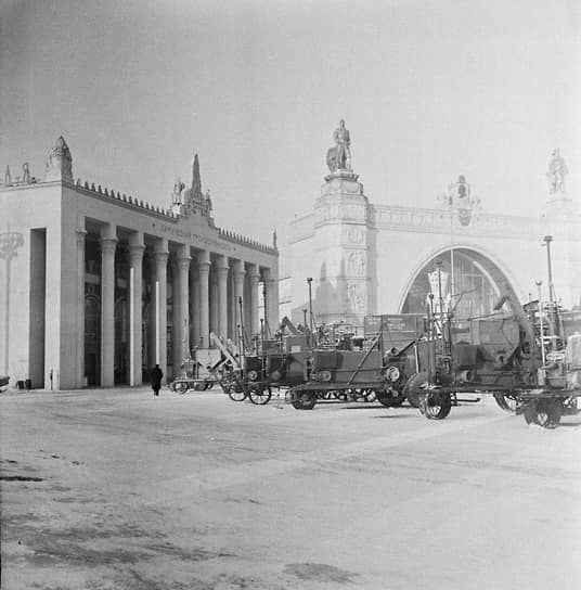 В 1956 году выставку разделили на сельскохозяйственную и промышленную
