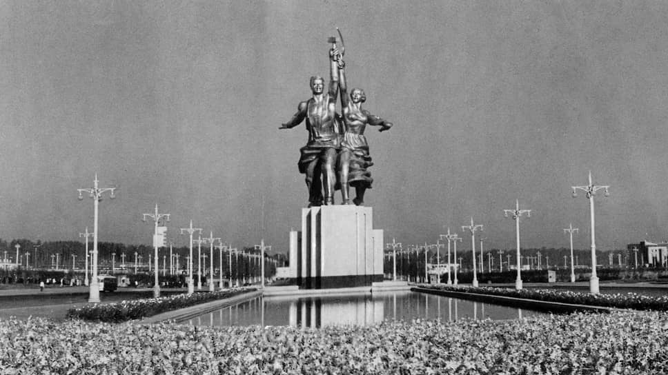 В 2009 году на свое место во Всероссийский выставочный центр вернулась статуя «Рабочий и колхозница». Скульптуру Веры Мухиной отправили на реставрацию в 2003 году. К тому моменту 25-метровые стальные гиганты сильно проржавели, швы, соединявшие элементы скульптуры, кое-где разошлись