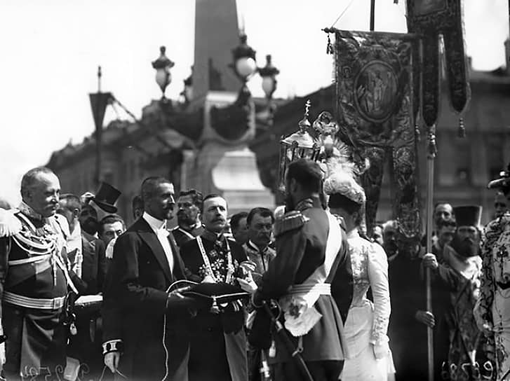 1903 год. В Санкт-Петербурге торжественно открыт Троицкий мост