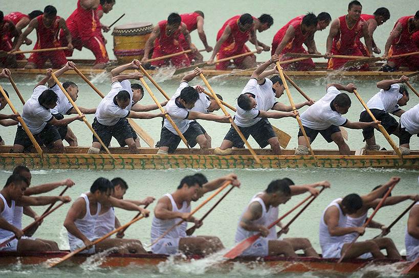 Соревнование лодок-драконов в провинции Гуйчжоу на юго-западе Китая