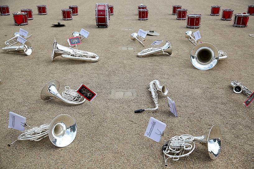 Инструменты музыкантов оркестра Королевской морской пехоты Великобритании во время перерыва в репетиции военного парада в Лондоне