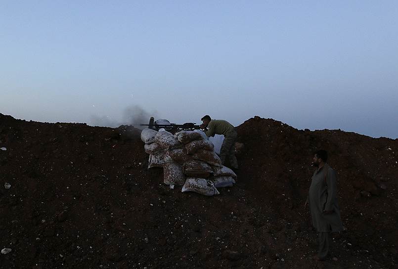 Сирийские повстанцы на боевой позиции в мухафазе Идлиб