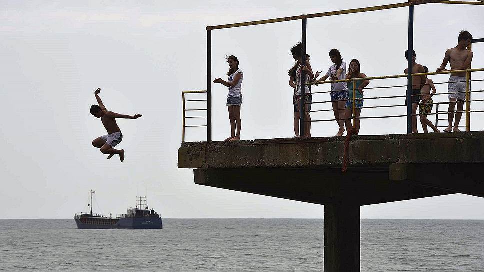 Дети прыгают с пирса в Черное море, Сухуми