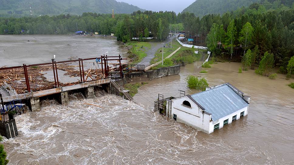 Затопленное здание Чемальской ГЭС и плотина ГЭС на реке Чемалка во время паводка в Алтайском крае