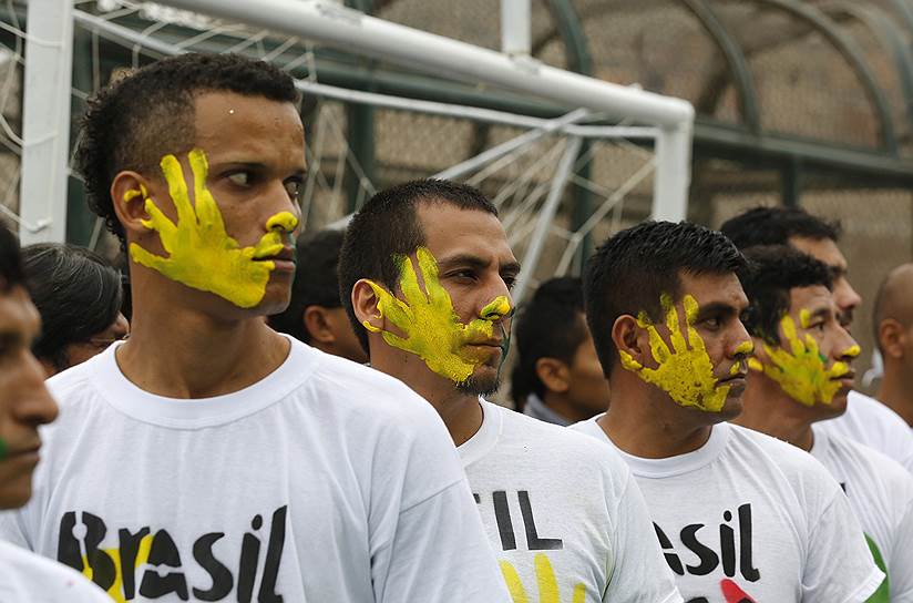 Заключенные тюрьмы «Кастро-Кастро» в Лиме во время церемонии открытия собственного «Чемпионата мира по футболу»