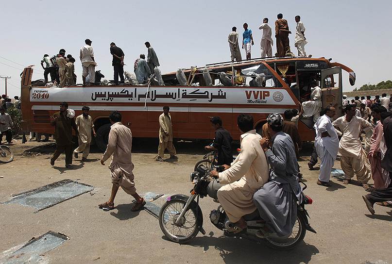 Автобус, поврежденный при падении самолета ВВС Пакистана на окраине Карачи