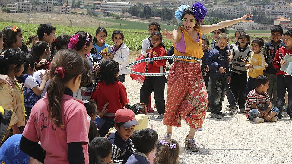 Участница организации «Клоуны без границ» во время выступления перед сирийскими детьми в лагере беженцев в Джабе, Ливан