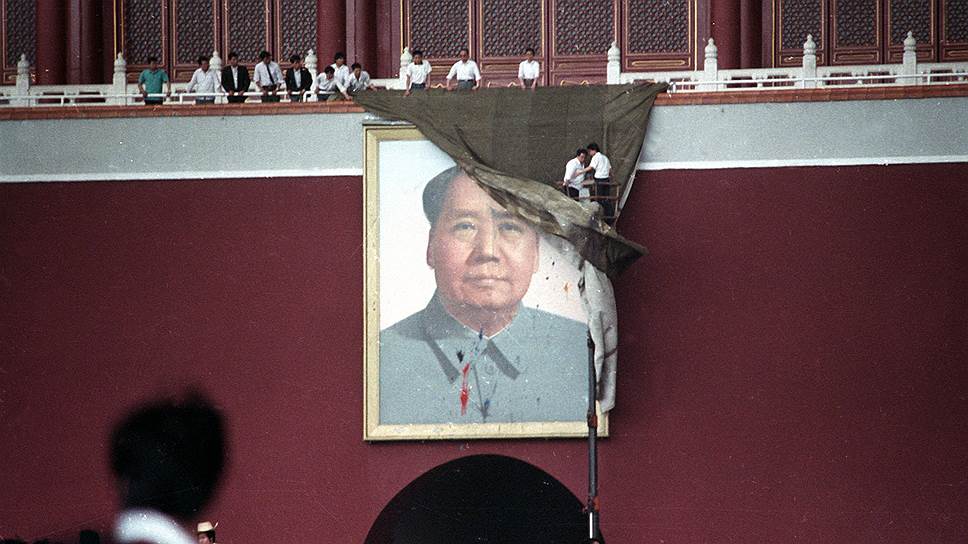 За время акции протеста часть радикально настроенных демонстрантов измазала красной краской портрет Мао, висящий над воротами в Запретном городе. Остальные протестующие не поняли этих действий и передали радикалов властям для наказания. В тюрьме демонстранты провели около 20 лет