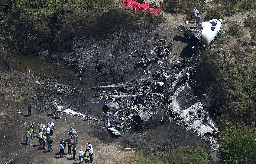 Обломки частного двухмоторного самолета Gulfstream IV, потерпевшего катастрофу при взлете из аэропорта Бедфорда, штат Массачусетс