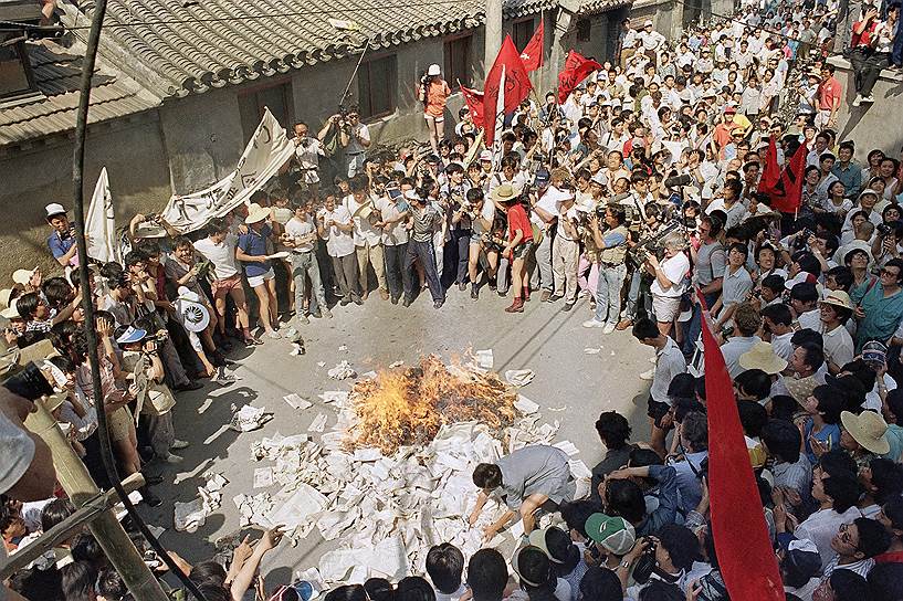 К середине мая 1989 года сотни тысяч протестующих находились на площади, объявив голодовку и требуя диалога с властями