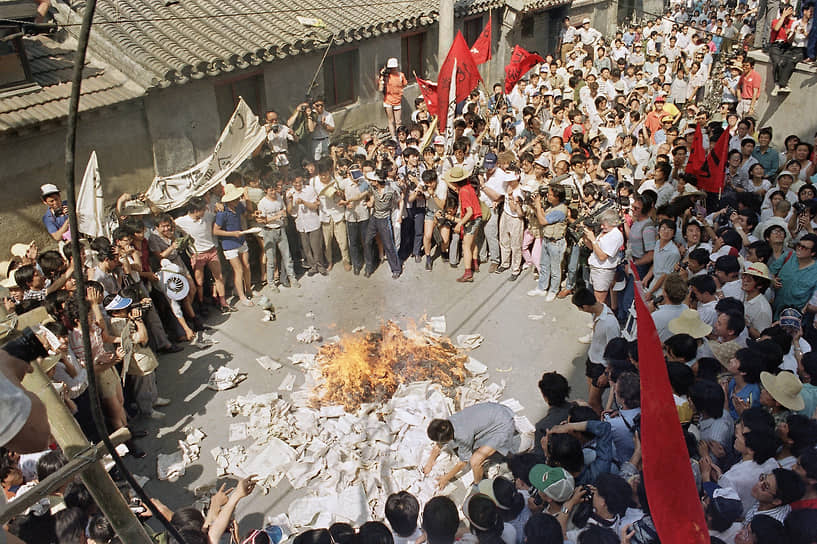 К середине мая 1989 года сотни тысяч протестующих находились на площади, объявив голодовку и требуя диалога с властями