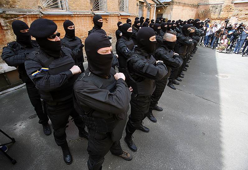 Торжественная присяга 40 добровольцев, вступивших в ряды батальона «Азов», перед отправкой на Юго-Восток Украины