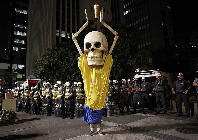В марте 2014-го года президент FIFA Зепп Блаттер выразил беспокойство в связи с волной массовых протестов в Бразилии