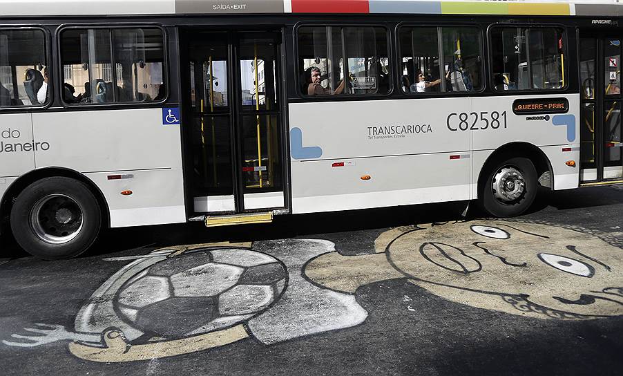 Автобусная система, созданная к чемпионату мира по футболу в Бразилии, запущена в Рио-де-Жанейро в конце мая. Система, на которую было потрачено порядка $700 млн, позволит оперативно доставлять болельщиков от аэропорта до станций метро в западной части города. Ранее до международного аэропорта из города невозможно было добраться на общественном транспорте