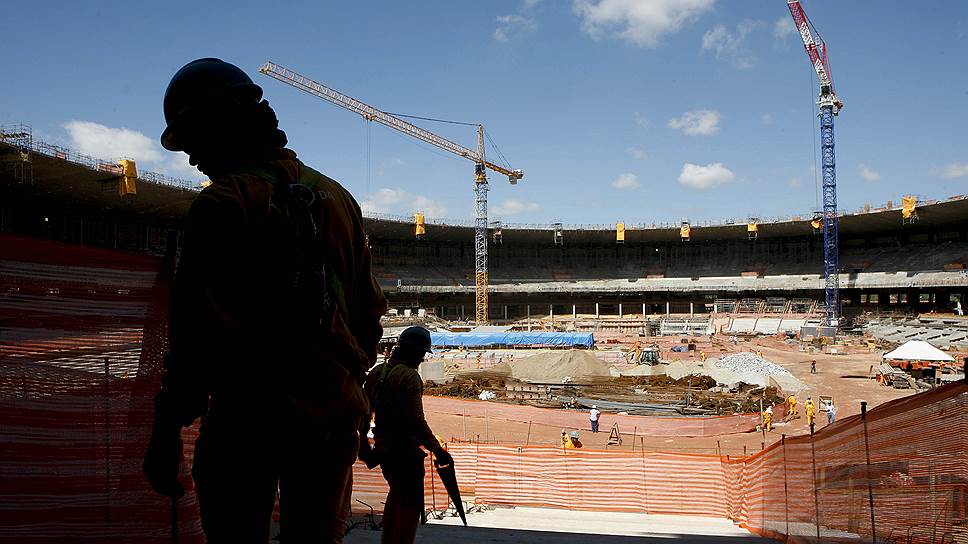 В апреле 2012 года распространились слухи, что из-за проблем с организацией турнира FIFA может отобрать у Бразилии мировое первенство. Это связывали с недостаточной подготовкой к чемпионату при строительстве стадионов и организации остальной инфраструктуры