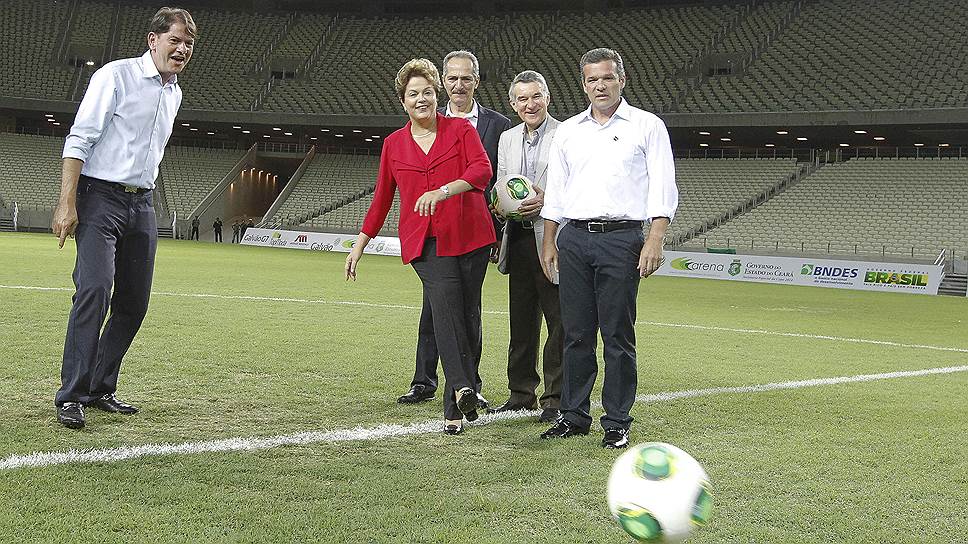 Арена «Кастелан» в бразильском городе Форталеза стала первым открытым стадионом, который примет матчи чемпионата мира. В церемонии открытия арены приняла участие президент Бразилии Дилма Руссефф 