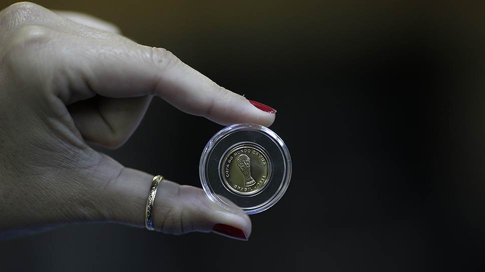 Центробанк Бразилии выпустил в обращение серию памятных монет, посвященных футбольному чемпионату мира, который состоится с 12 июня по 13 июля 2014 года. В продажу поступило около 2,7 тыс. золотых, около 12 тыс. серебряных монет и около 7,4 тыс. из медно-никелевого сплава