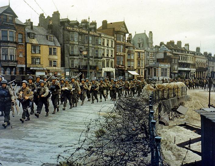 Высадка союзников на юге Франции 15 августа 1944-го еще больше ослабила позиции немцев — там продвижение американских и французских войск было еще более быстрым и успешным, чем на севере. 25 августа при поддержке французских партизан союзные войска форсировали Сену и освободили Париж