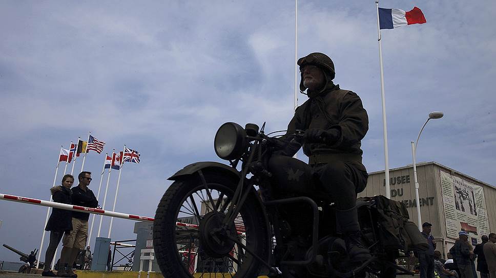 Любитель исторической реконструкции в военной форме США и на мотоцикле времен Второй мировой войны