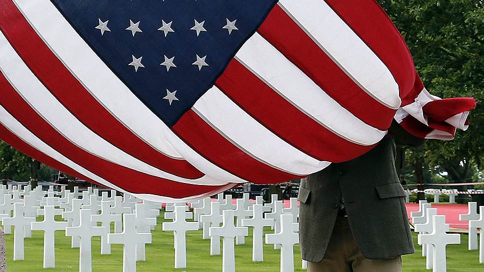Члены Военного общества США возложили американский флаг на могилы погибщих во время Нормандской операции солдат в Кольвиль-сюр-Мер
