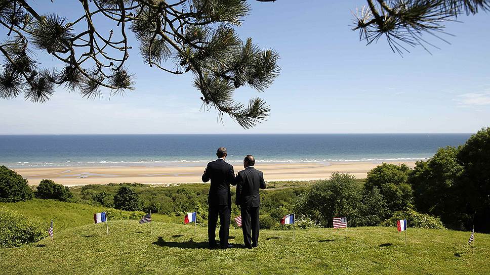 Президент США Барак Обама (слева) и президент Франции Фрасуа Олланд во время торжественных мероприятий в честь 70-летия Нормандской операции