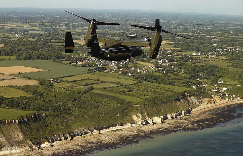 Военный самолет Osprey патрулирует небо Нормандии, обеспечивая безопасность во время визита президента США Барака Обамы во Францию на торжественные мероприятия в честь 70-летия Нормандской операции