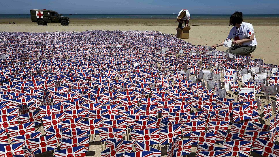 Добровольцы британского Королевского легиона «посадили» на пляже в Анелле порядка 22 тыс. флажков, украшенных изображением мака и благодарными надписями солдатам союзнических войск