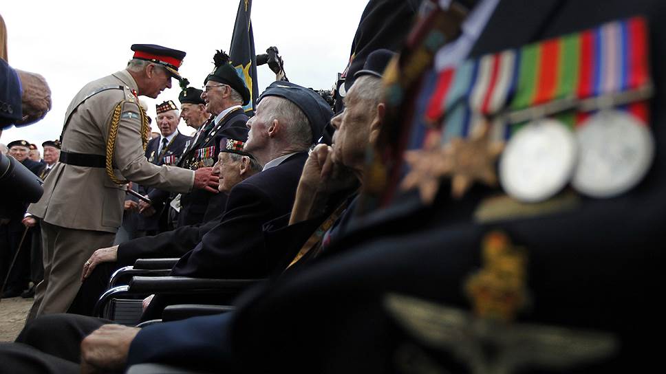 Принц Чарльз приветствует ветеранов нормандской кампании