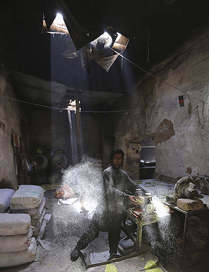 Рабочий на небольшой фабрике сладостей в афганской провинции Герат