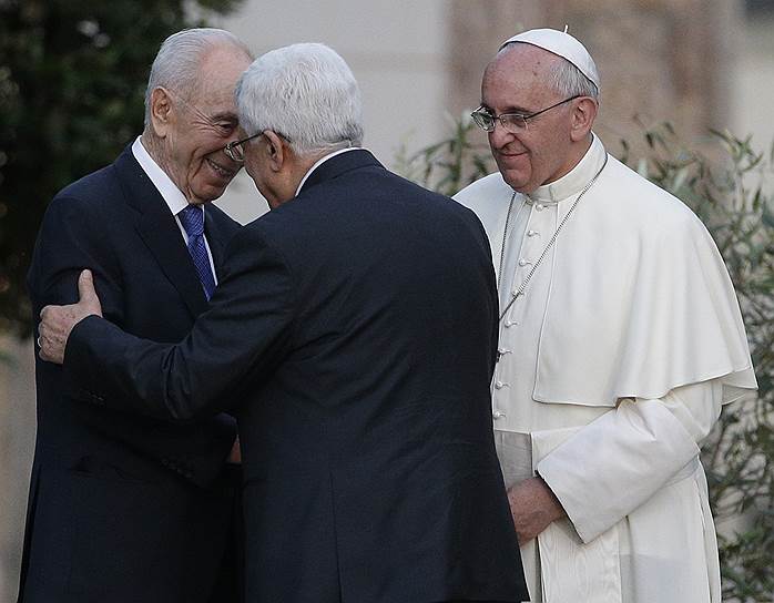Президент Израиля Шимон Перес (слева) пожимает руку президенту Палестины Махмуду Аббасу после совместной молитвы с папой римским Франциском (справа на заднем плане) в Ватикане