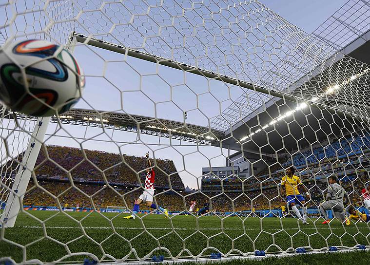 Момент гола в ворота сборной Бразилии
