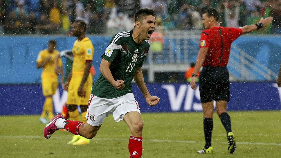 Нападающий сборной Мексики Орибе Перальта после забитого им гола 