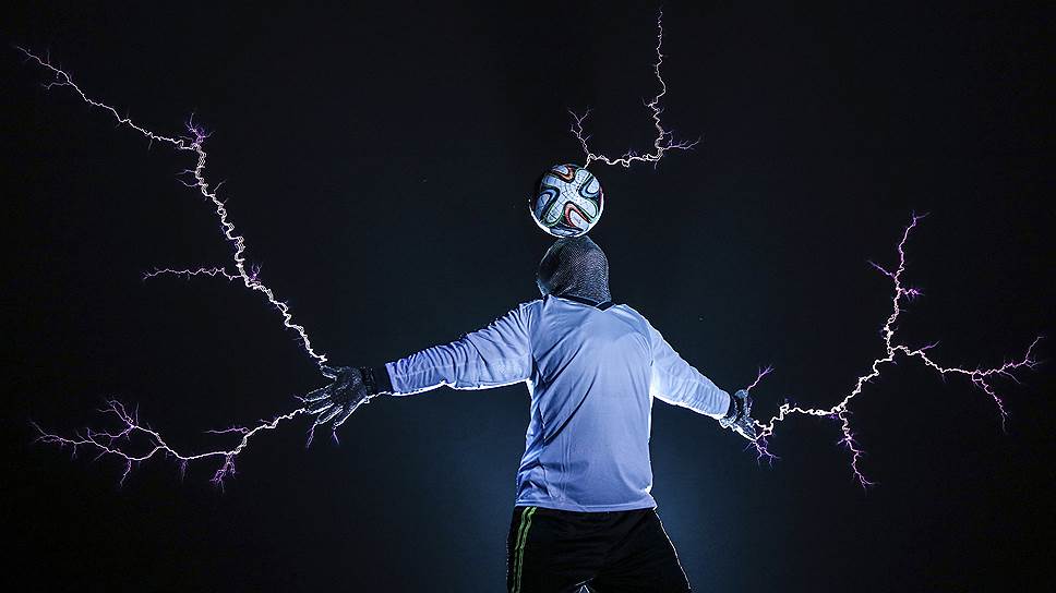 «Электрическое» представление группы «Thunderbolt Craziness», приуроченное к Чемпионату мира в Бразилии, на сцене в Чанлэ, провинция Фуцзянь, Китай