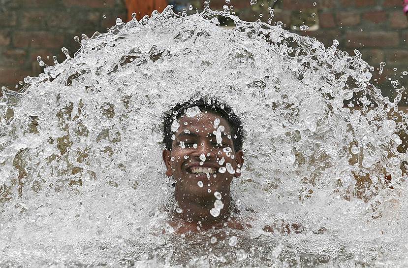 Индиец купается на окраине Амритсара в жаркий день