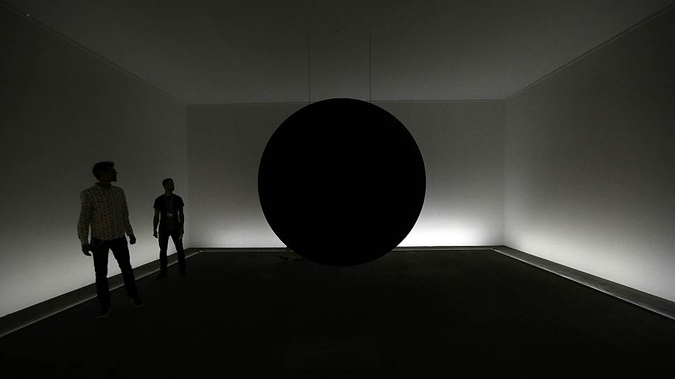 Инсталляция «Черная материя» группы Troika на выставке Art Basel в Базеле, Швейцария